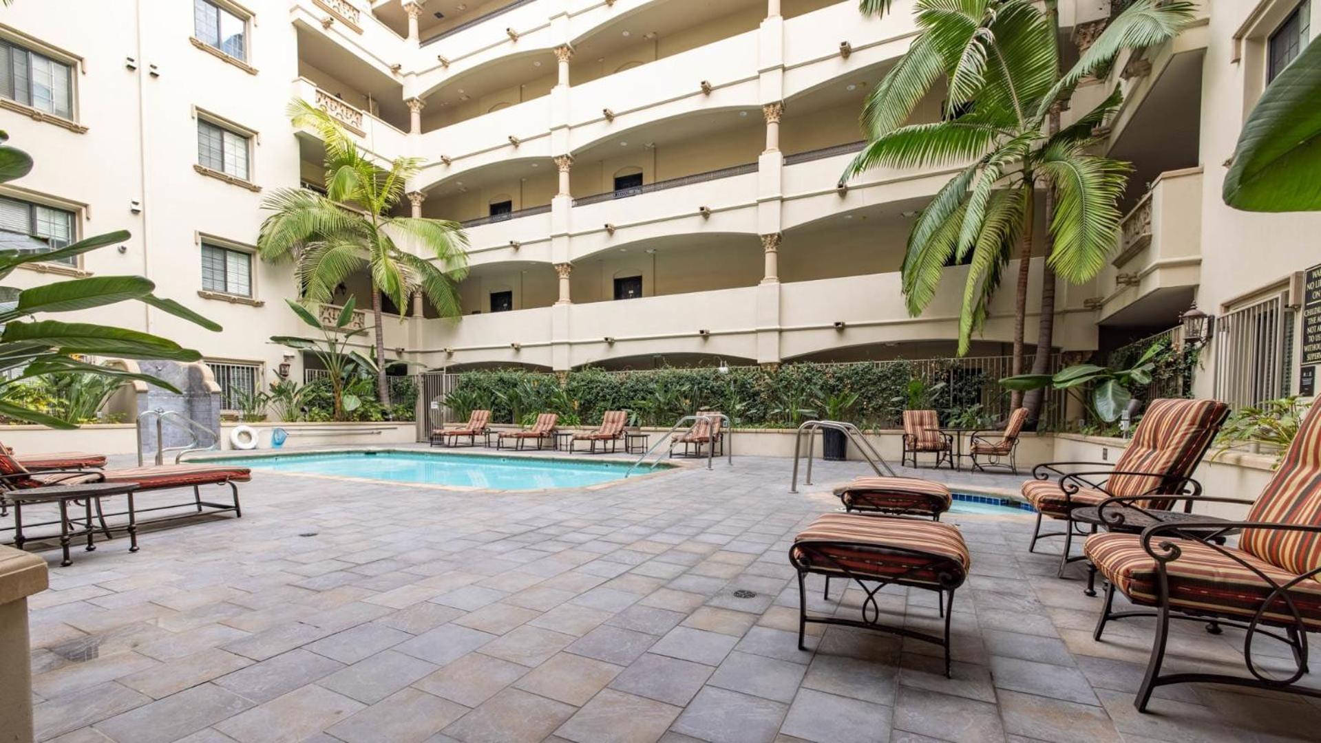 Appartamento In La - 1br With Free Parking, Laundry, Pool