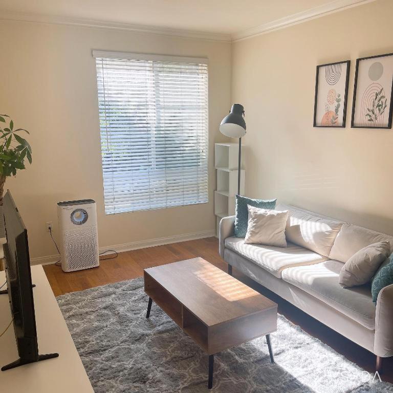 Appartamento In La - 1br With Free Parking, Laundry, Pool