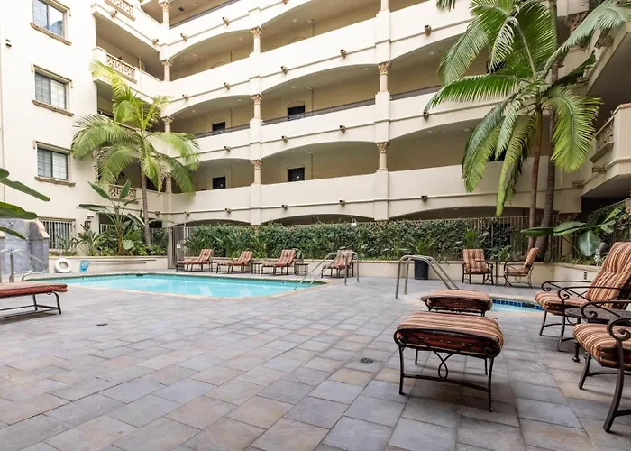 Holiday In La - 1Br With Free Parking, Laundry, Pool